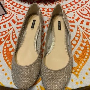 9.5 Diamond and gray flats.
